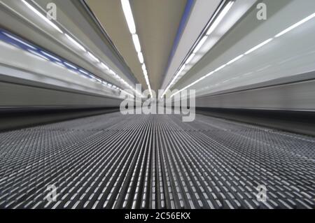 Horizontale Aufnahme eines Metallgateways in einer U-Bahn von Bilbao, Spanien Stockfoto