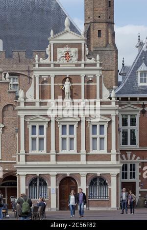 HAARLEM, NIEDERLANDE - 05. Okt 2014: Reich verzierte und gut erhaltene Fassade des historischen Gemeindehauses der Hansestadt Haarlem w Stockfoto