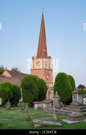 St Marys Kirche und Eibenbäume bei Sonnenaufgang. Painswick, Gloucestershire, England Stockfoto