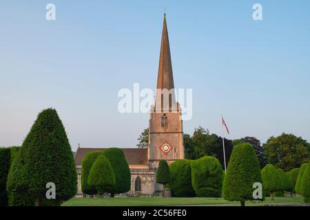 St Marys Kirche und Eibenbäume bei Sonnenaufgang. Painswick, Gloucestershire, England Stockfoto