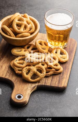 Knusprige Salzbrezeln auf Holzschneidebrett. Stockfoto