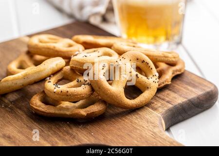 Knusprige Salzbrezeln auf Holzschneidebrett. Stockfoto