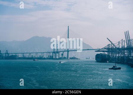 Asien, China, Hongkong, Hong Kong Island, Victoria Harbour, Stonecutters Bridge, Hafenlandschaft im Containerterminal, Stockfoto