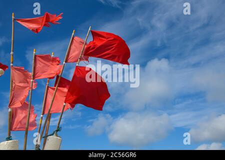 Bunte Bojen-Flaggen von einem Fischerboot, Vorupor, Nationalpark Thy, Thisted, Nordsee, Nordjütland, Dänemark Stockfoto