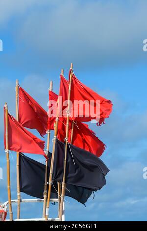 Bunte Bojen-Flaggen von einem Fischerboot, Vorupor, Nationalpark Thy, Thisted, Nordsee, Nordjütland, Dänemark Stockfoto