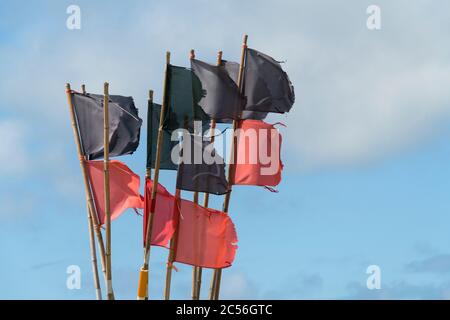 Bunte Bojen-Flaggen von einem Fischerboot, Vorupor, Nationalpark Thy, Thisted, Nordsee, Nordjütland, Dänemark Stockfoto