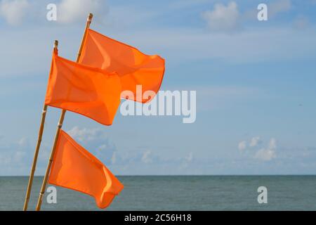 Bunte Bojen-Flaggen von einem Fischerboot, Klittmoller, Nationalpark Thy, Nordsee, Nordjütland, Dänemark Stockfoto