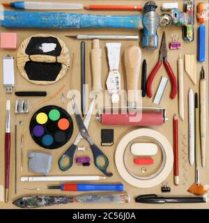Lay flache Ansicht von oben auf bildende Kunst Künstler Medien und Materialien. Scheren Farben Anspitzer Radierer Bleistifte Klebeband Stifte Kreativität Kunst Bildung Stockfoto
