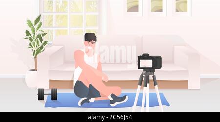 Männlich Fitness Trainer Aufnahme Video Blog mit Kamera auf Stativ Live-Streaming Social Media Netzwerk Blogging Workout Konzept Wohnzimmer Innenraum horizontale volle Länge Vektor Illustration Stock Vektor