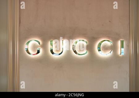 BERLIN, DEUTSCHLAND - CA. SEPTEMBER 2019: Nahaufnahme des Gucci-Schildes im Kaufhaus des Westens (KaDeWe) in Berlin. Stockfoto