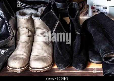 Alte Winterschuhe sind im Schrank bis zum nächsten Winter. Stockfoto