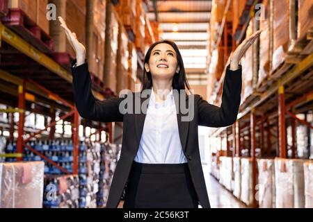 Porträt der asiatischen Vertrauen Geschäftsfrau stehend in großen Fabrik und Distributionslager Umgebung. Unternehmer und Investitionskonzept. Stockfoto