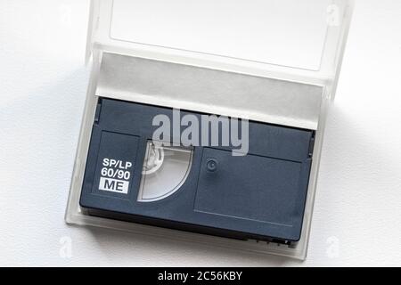 Alte Mini DV Kassette in offener Hülle auf einer weißen Fensterbank. Stockfoto