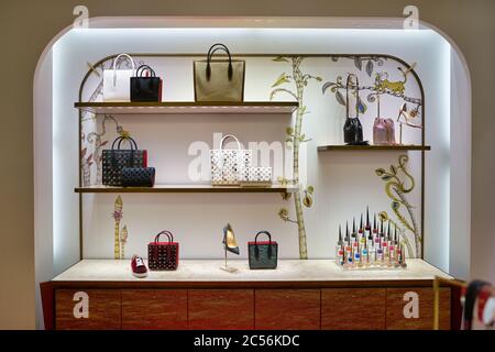 BERLIN, DEUTSCHLAND - CA. SEPTEMBER 2019: Christian Louboutin Taschen und Schuhe im Kaufhaus des Westens (KaDeWe) in Berlin Stockfoto