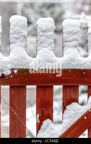 Ländliche Holzzaun bedeckt mit frisch gefallenen Schnee. Stockfoto