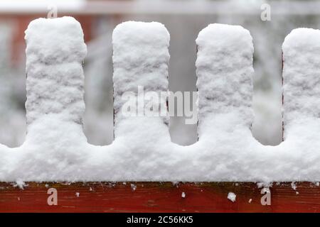 Ländliche Holzzaun bedeckt mit frisch gefallenen Schnee. Stockfoto