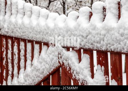 Ländliche Holzzaun bedeckt mit frisch gefallenen Schnee. Stockfoto