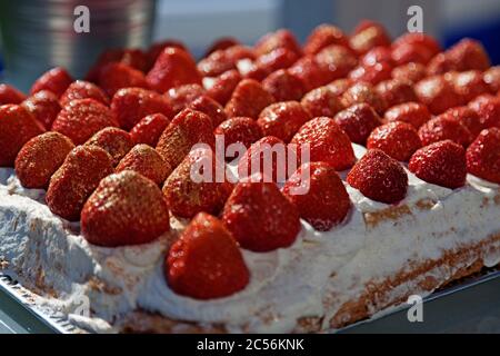 Erdbeerkuchen für Mittsommer mit goldenen Prise Stockfoto