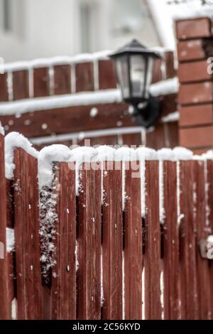 Ländliche Holzzaun bedeckt mit frisch gefallenen Schnee. Stockfoto