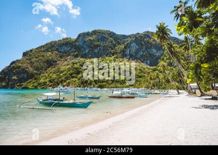 Tourismus Tagesausflug banca Boote auf schönen Corong Corong Strand, El Nido. Palawan, Philippinen. Sommer exotisches Urlaubskonzept. Stockfoto