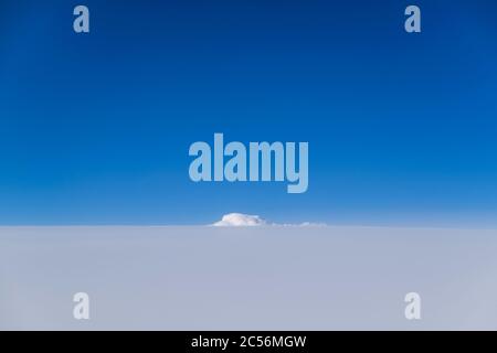 Blick vom Flugzeug auf den wolkenlosen Himmel am Tag Stockfoto