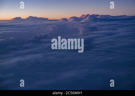 Blick vom Flugzeug auf den wolkenlosen Himmel am Tag Stockfoto