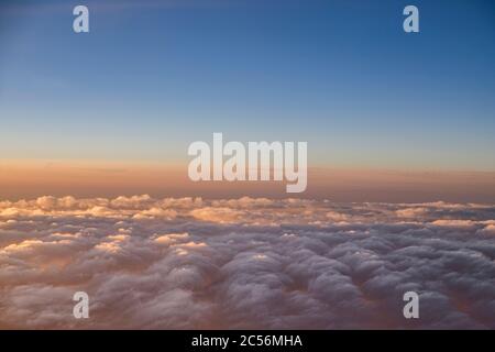 Blick vom Flugzeug auf den wolkenlosen Himmel am Tag Stockfoto