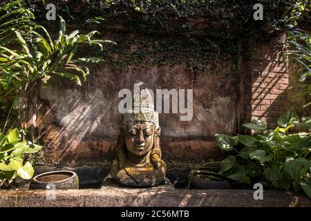 Buddha-Kopfstatue vor der Wand, Bali, Indonesien Stockfoto