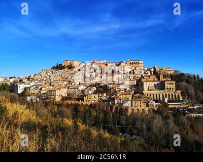 Loreto Aprutino auf einem Hügel im Grünen unter einem bedeckt Blauer Himmel und Sonnenlicht in Italien Stockfoto