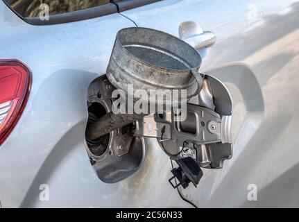 Benzin ein Auto aus einem Kanister durch einen Trichter gießen  Stockfotografie - Alamy