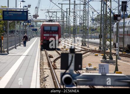 15. Juni 2020, Mecklenburg-Vorpommern, Warnemünde: Im neuen Bahnhof in Rostock-Warnemünde steht ein Personenzug. Foto: Jens Büttner/dpa-Zentralbild/ZB Stockfoto