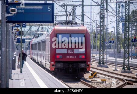 15. Juni 2020, Mecklenburg-Vorpommern, Warnemünde: Im neuen Bahnhof in Rostock-Warnemünde steht ein Personenzug. Foto: Jens Büttner/dpa-Zentralbild/ZB Stockfoto