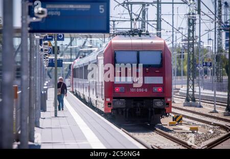 15. Juni 2020, Mecklenburg-Vorpommern, Warnemünde: Im neuen Bahnhof in Rostock-Warnemünde steht ein Personenzug. Foto: Jens Büttner/dpa-Zentralbild/ZB Stockfoto