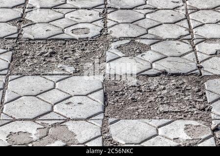 Beschädigte Fliesen eines alten Bürgersteig Nahaufnahme. Stockfoto