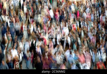 Deutschland, Bayern, München, Menschen, Menschenmassen, das Bild füllen, Bewegung, aus dem Fokus Stockfoto