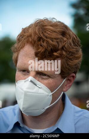 Massachusetts US-Repräsentant Joseph Kennedy III, Enkel von Senator Robert F. Kennedy (1925-1968), sprach mit Teilnehmern, als Hunderte sich am 19. Juni (Juni) im Town Field Park im Dorchester-Viertel von Boston Massachusetts versammelten. 2020 Stockfoto