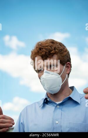 Massachusetts US-Repräsentant Joseph Kennedy III, Enkel von Senator Robert F. Kennedy (1925-1968), sprach mit Teilnehmern, als Hunderte sich am 19. Juni (Juni) im Town Field Park im Dorchester-Viertel von Boston Massachusetts versammelten. 2020. Stockfoto