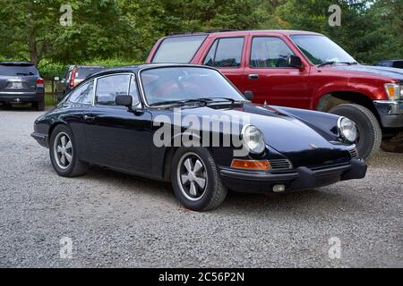 Schwarzer klassischer Porsche 912 auf Schotterplatz am Riverfront Regionalpark außerhalb Windsor, Kalifornien geparkt. Vorder- und Seitenansicht. Stockfoto