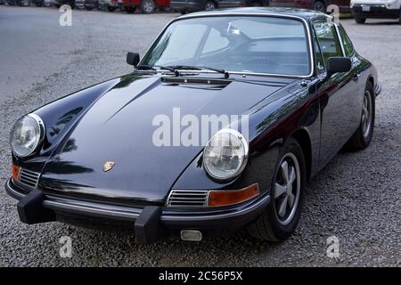 Schwarzer klassischer Porsche 912 auf Schotterplatz am Riverfront Regionalpark außerhalb Windsor, Kalifornien geparkt. Vorder- und Seitenansicht. Stockfoto