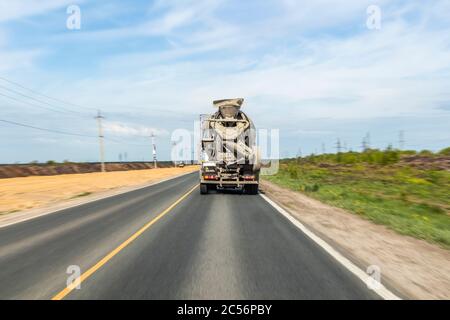 Betonmischer fährt auf der Straße, Beton zur Baustelle. Stockfoto