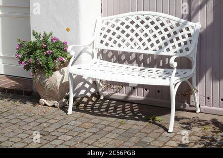 Weiße Bank mit Blumentöpfen im Schnoor-Viertel Bremen, Bremen, Deutschland, Europa Stockfoto