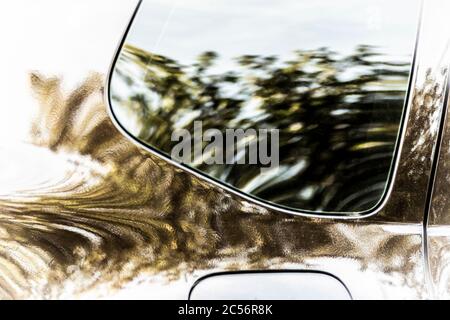 Ein Fragment der Seite des Autos Nahaufnahme als Abstraktion. Stockfoto