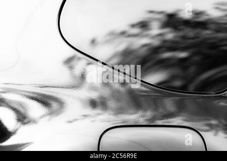 Ein Fragment der Seite des Autos Nahaufnahme als Abstraktion. Stockfoto