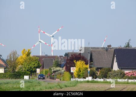 Wohnhäuser mit Windturbinen, Schwaförden, Niedersachsen, Deutschland, Europa Stockfoto