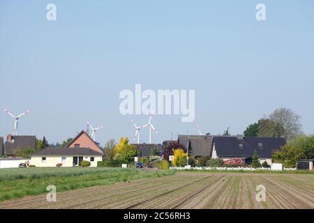 Wohnhäuser mit Windturbinen, Schwaförden, Niedersachsen, Deutschland, Europa Stockfoto