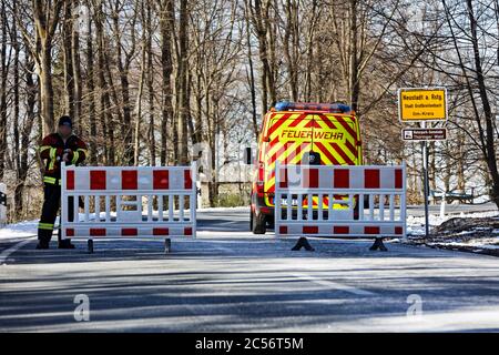 Deutschland, Thüringen, Ilmkreis, Großbreitenbach, Neustadt / Rnstg, Ortsschild, Straßensperrung, Feuerwehrmann Stockfoto