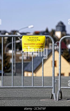 Deutschland, Thüringen, Ilmkreis, Großbreitenbach, Neustadt / Rnstg, Ortsschild, Schrankenschild, Straßensperre, Schrankentor Stockfoto