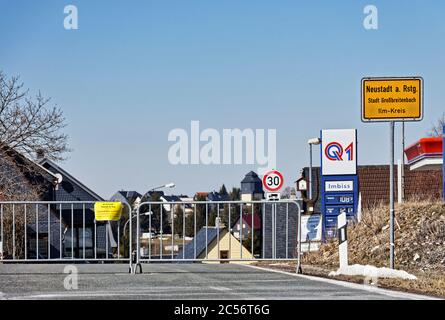 Deutschland, Thüringen, Ilmkreis, Großbreitenbach, Neustadt/Rnstg, Ortsschild, Blockschild, Straßensperre Stockfoto