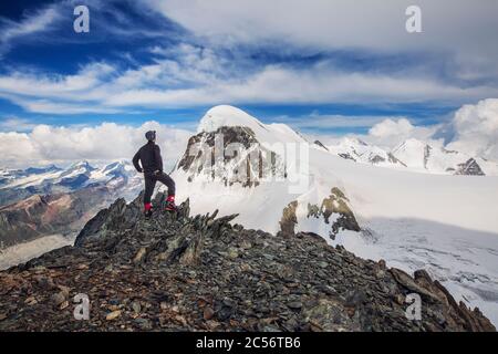 Breithorn Mounitan in den Schweizer alpen. Tourist steht auf Klein Matterhorn mit Blick auf Breithorn. Outdoor- und Abenteuerfotografie. Stockfoto
