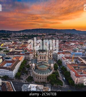 Budapest, Ungarn - Luftpanoramik Skyline Ansicht der St. Stephen's Basilika mit einem dramatischen bunten Sonnenuntergang und Szechenyi Kettenbrücke, Buda Castle Ro Stockfoto